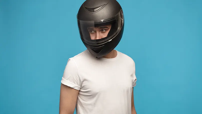 Uma imagem de um homem com um capacete na cabeça para proteção