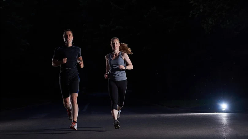 uma imagem de um casal a fazer exercício antes de dormir