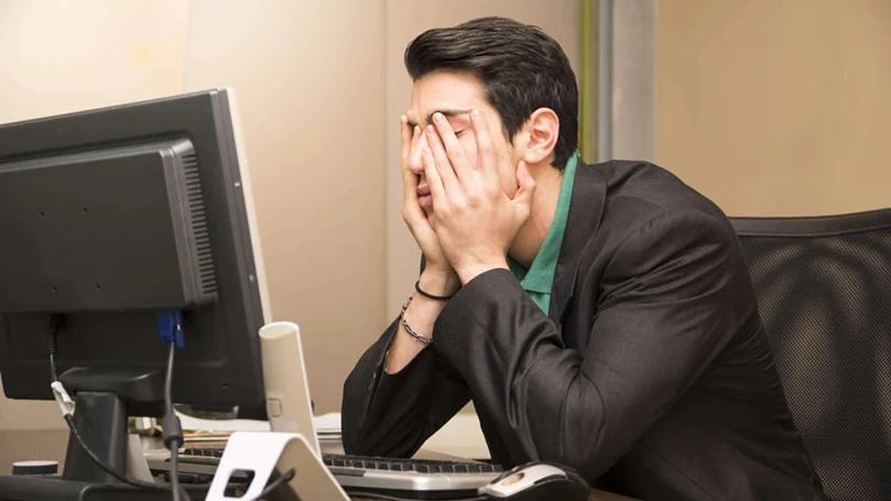 uma imagem de um homem a trabalhar em frente ao computador