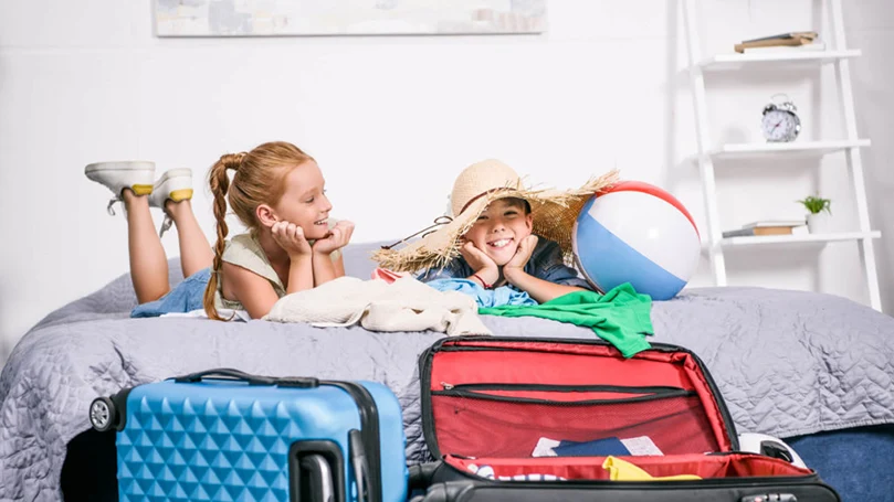 uma imagem de crianças a prepararem-se para as férias