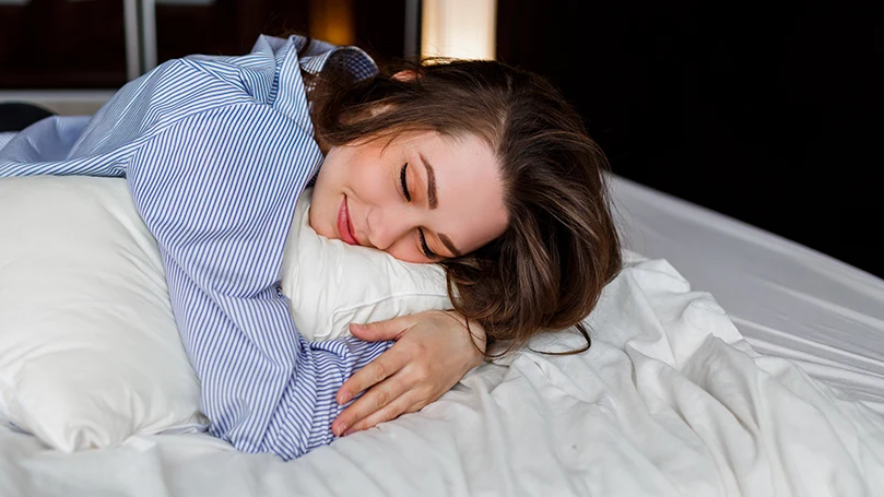 uma mulher a dormir de barriga para baixo