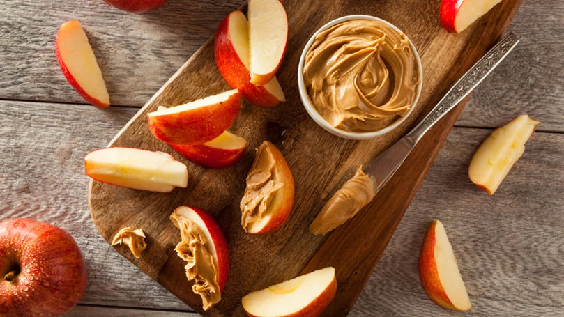 snack de maçã com manteiga de amendoim