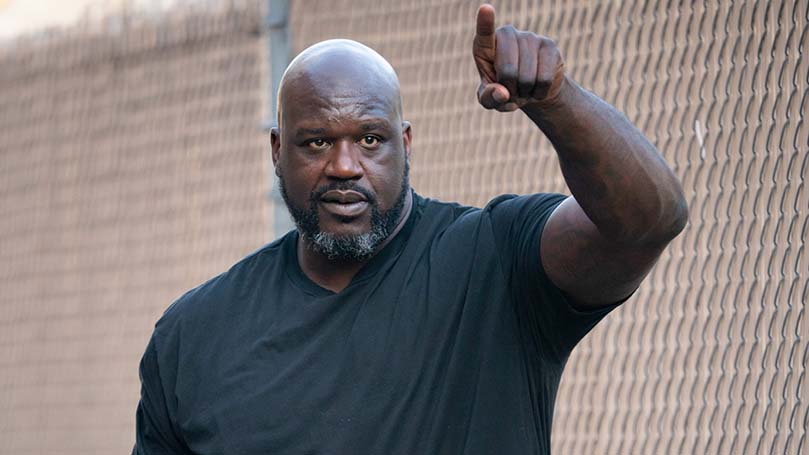 shaquille oneil a levantar a mão