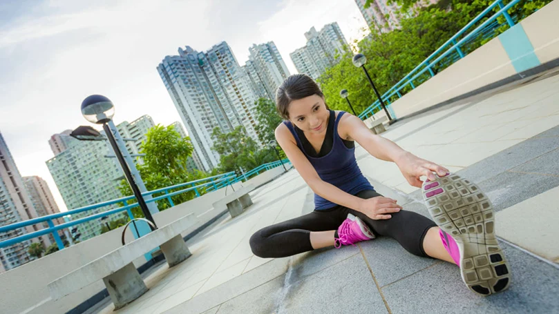 uma mulher faz exercício antes de dormir