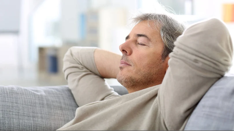 um homem descansa durante o dia