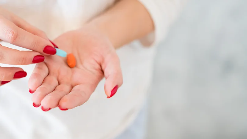 uma mulher que toma uma dose diária de magnésio