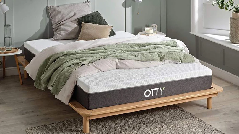 otty-aura-hybrid-mattress-in-a-bedroom