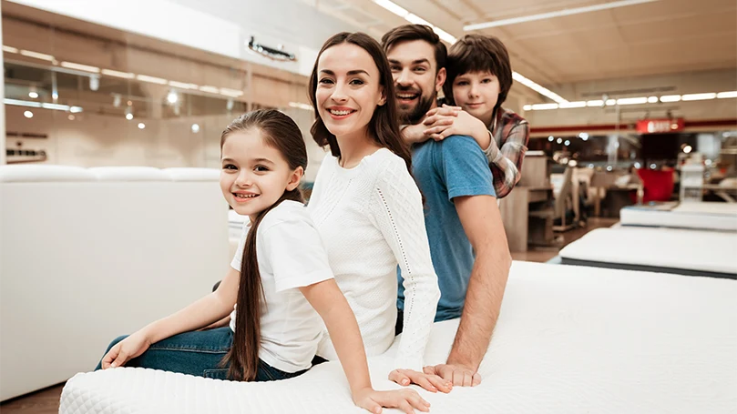 Uma família feliz encontrou o seu colchão híbrido perfeito