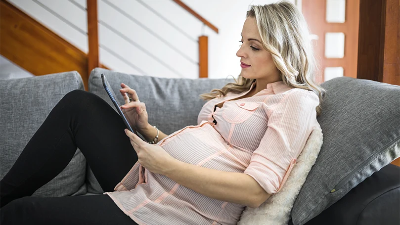 uma mulher grávida numa posição correcta