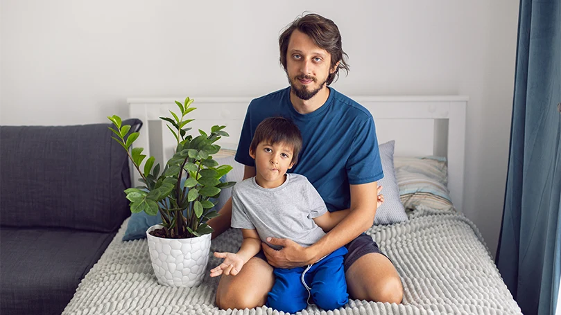 uma imagem de um pai e um filho a comer plantas no quarto