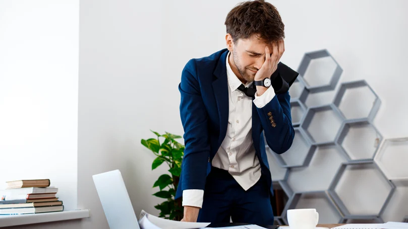 uma imagem de um homem cansado do trabalho