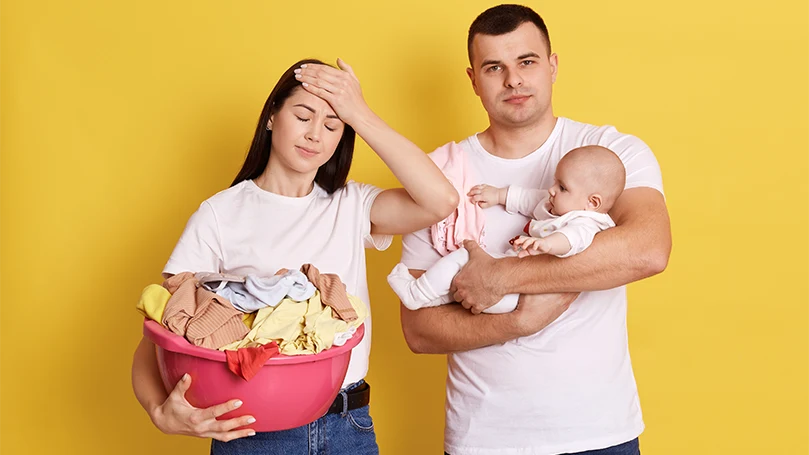 uma imagem de um homem a ajudar a sua esposa com as crianças