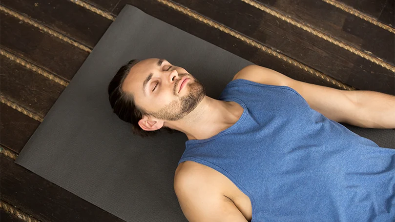 Uma imagem de um homem a dormir depois de um treino.