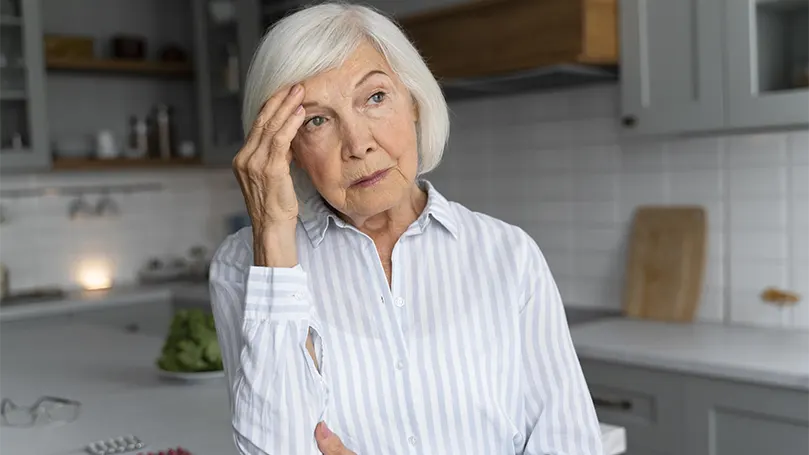 Uma mulher sénior que sofre da doença de Alzheimer.