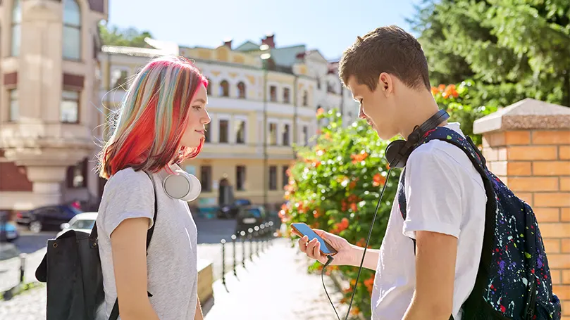 Uma imagem de um casal de adolescentes de 16 anos