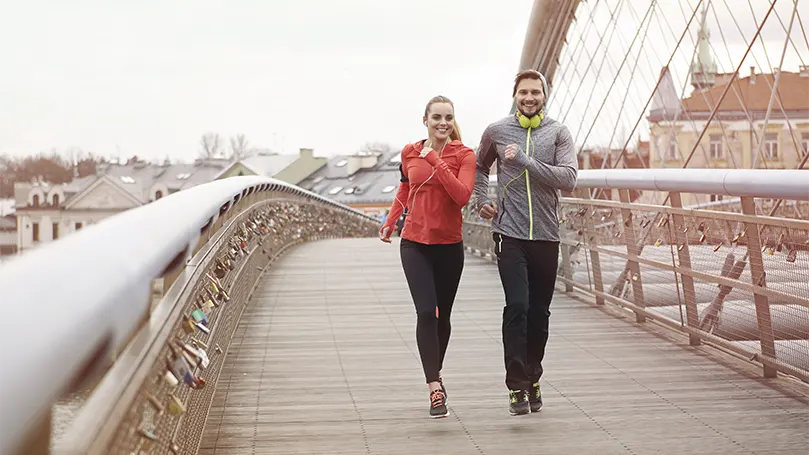 Uma imagem de um casal a correr.