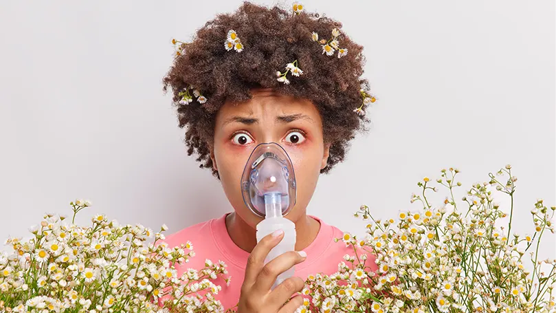 Uma jovem usa uma máscara respiratória.