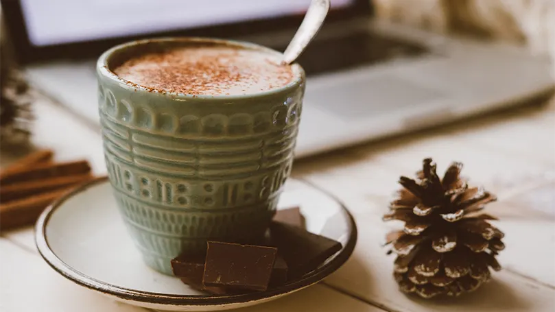 Uma chávena de chocolate quente.