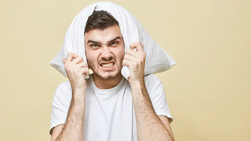 Uma imagem de um homem privado de sono devido a terrores noturnos.