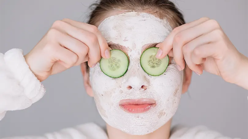 uma-mulher-com-máscara-de-olhos-de-pepino