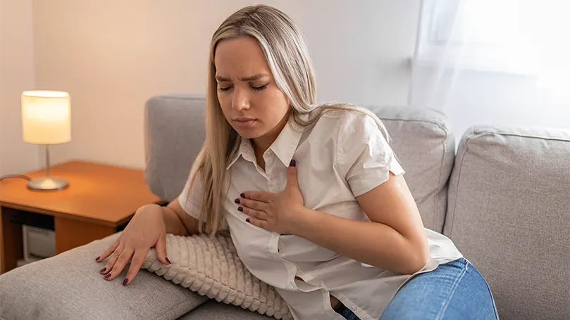 Imagem de uma mulher jovem com problemas cardiovasculares.