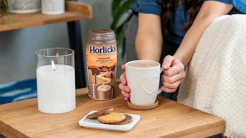 Horlicks e leite em cima da mesa.