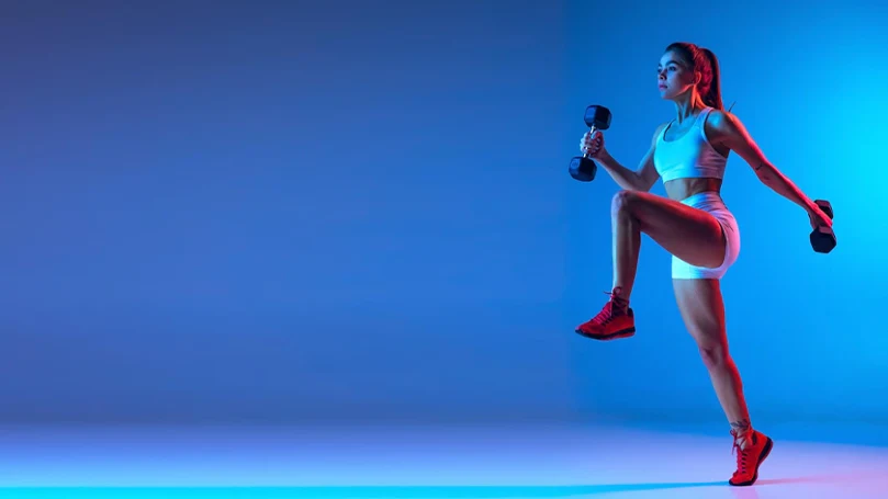 Uma mulher a fazer exercício com halteres.