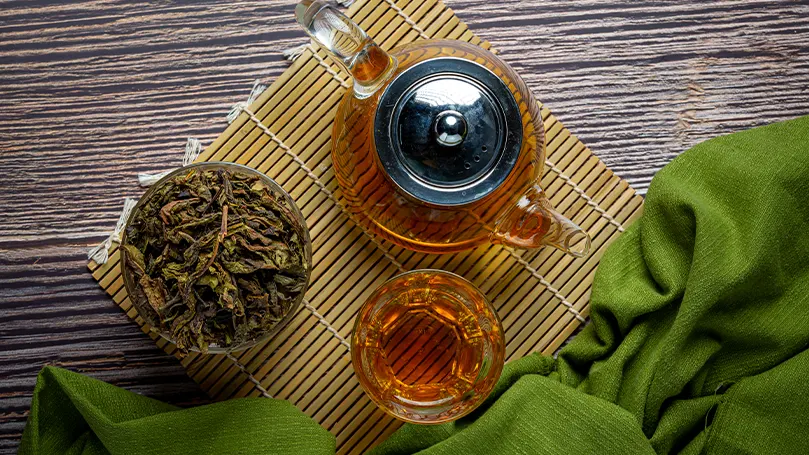 Uma imagem de chá oolong num bule de chá colocado numa mesa