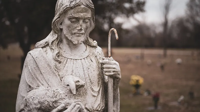 Uma imagem de uma estátua de pastor e de uma figura religiosa