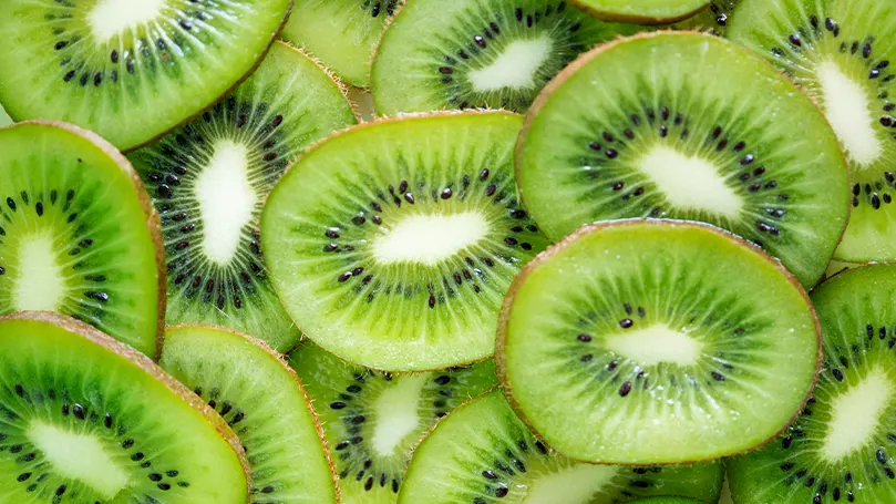 Uma imagem de fatias de kiwi.