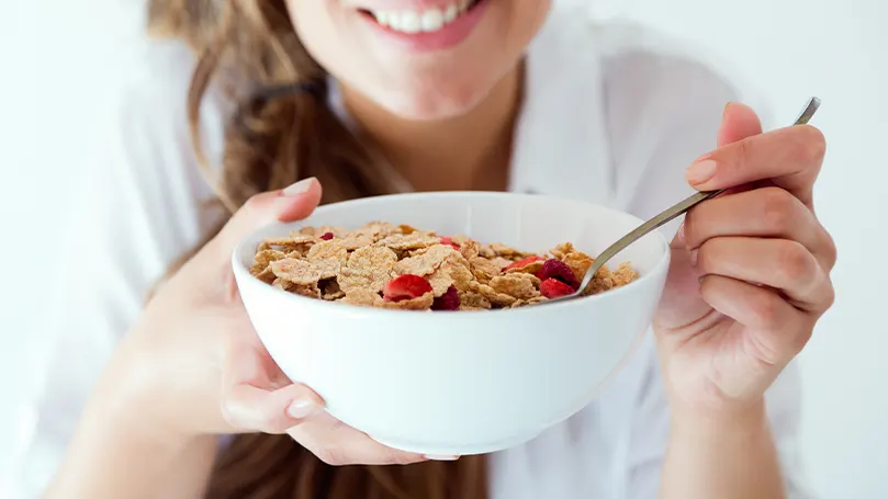 Are-late-night-carbohydrates-good-for-your-sleep_woman-eating-cereal