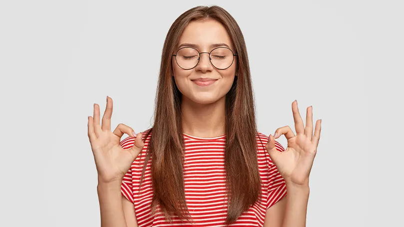 An image of a woman that is satisfied with Smartgrid mattress.