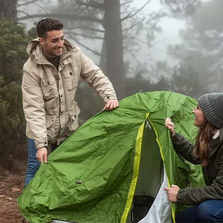 Uma imagem de duas pessoas a montar a sua tenda