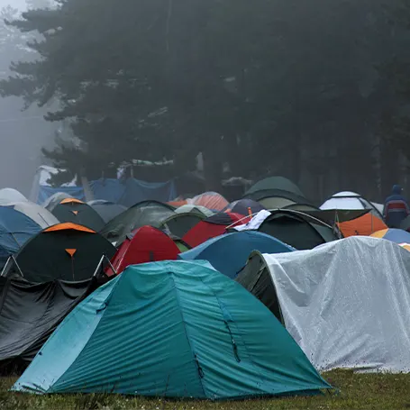 Uma imagem de um parque de campismo chuvoso