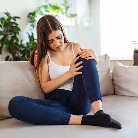 An image of a woman with knee pain.