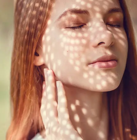 Uma imagem de uma mulher com uma luz a incidir no seu rosto